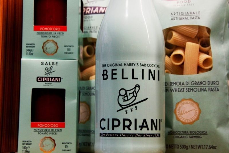 El cocktail Bellini de Cipriani está elaborado con pulpa de melocotón blanco y Prosecco, la botella es de 75 cl. y su atractivo color aguamarina hace que sea una idea genial para regalar a alguien muy especial. Recomendamos tomarlo bien frío en un aperitivo presentado en copa flauta. ¿Conoces la historia de este famoso cocktail? Su origen lo encontramos en Venecia en el año 1948, en Harry’s Bar fundado por Giuseppe Cipriani. Fue también aquí donde uno de sus camareros inventó el «Carpaccio». En nuestro «corner» gourmet siempre tenemos productos Cipriani a parte del Bellini (pasta, salsas) será una idea para hacer un pack regalo. ¿Aún no nos conoces? Somos INHALA, adoramos los productos gourmet, pero sobretodo los cafés, tés y chocolates selectos, además de muchos complementos y accesorios para la mesa, cocina y hogar.