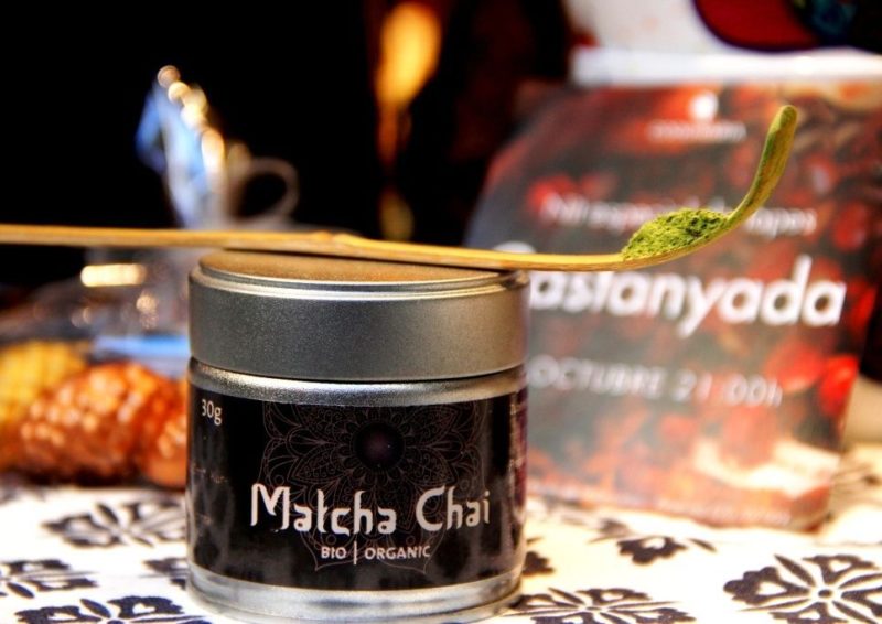 Coneixes el Matcha Chai? El Matcha Chai és te verd en pols, japonès, combinat amb espècies: canyella, cardamom, comí, curcuma i anís. El pots trobar a Inhala, Portalet, 9, Granollers.