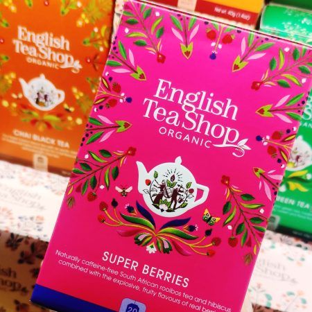 La infusión de frutas "Super Berries" de English TeaShop viene presentada en una cajita de cartón con 20 bolsitas individuales. Esta infusión está elaborada con ingredientes naturaels y ecológicos y recuerda a las "frutas del bosque" de siempre. Sus ingredientes son Hibiscus, Rooibos, fresa, un toque de menta, arándanos y frambuesa y da una infusión de color super atractivo. Es ideal para tomar "en caliente" o "en frío", en verano bien fresquita, te encantará. En INHALA Cafés y Tés somos punto de venta de English TeaShop, tenemos más de 15 variedades para que puedas elegir ¿cuál será la tuya? Te invitamos a que conozcas nuestra selección de Rooibos “a granel”, no dudes en venir a vernos y así poder probarlos. Estamos seguras de que te encantará poder sentir los aromas de especias, frutas, flores, ingredientes 100% naturales muy ricos en sabor. Te esperamos en Portalet, 9 de Granollers, Barcelona con la mejor selección de cafés, tés, infusiones, galletas, chocolates y muchos complementos para la mesa y cocina. La infusió de fruites SUPER BERRIES English TeaShop es presenta en una capsa amb 20 unitats tancades individualment. Aquesta infusió està elaborada amb ingredients naturals i ecològics i NO conté cafeïna. Els seus ingredients són Hibiscus, Rooibos, maduixa, menta, aranyons i gerds. És ideal per prendre "en calent" o "en fred". A INHALA Cafès i Tes som punt de venda de English Tea Shop, tenim més de 15 varietats per triar, quina serà la teva? Però si vols conèixer la nostra selecció de Rooibos “a granel” no dubtis a venir i poder-los tastar en persona, el seu perfum t’ encantarà, espècies, flors, fruites, ingredients 100% naturals molt rics en sabor. T’esperem a Portalet, 9 de Granollers, Barcelona. A INHALA t' oferim la millor selecció de cafès, tes, infusions, galetes, xocolates i molts complements per la taula i cuina.