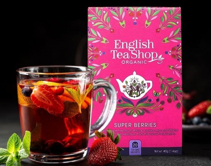 Infusión Super Berries English Teashop Inhala Cafés y Tés Granollers Barcelona La infusión de frutas "Super Berries" de English TeaShop viene presentada en una cajita de cartón con 20 bolsitas individuales. Esta infusión está elaborada con ingredientes naturales y ecológicos y recuerda a las "frutas del bosque" de siempre. Sus ingredientes son Hibiscus, Rooibos, fresa, un toque de menta, arándanos y frambuesa y da una infusión de color super atractivo. Es ideal para tomar "en caliente" o "en frío", en verano bien fresquita, te encantará. En INHALA Cafés y Tés somos punto de venta de English TeaShop, tenemos más de 15 variedades para que puedas elegir ¿cuál será la tuya? Te invitamos a que conozcas nuestra selección de Rooibos “a granel”, no dudes en venir a vernos y así poder probarlos. Estamos seguras de que te encantará poder sentir los aromas de especias, frutas, flores, ingredientes 100% naturales muy ricos en sabor. Te esperamos en Portalet, 9 de Granollers, Barcelona con la mejor selección de cafés, tés, infusiones, galletas, chocolates y muchos complementos para la mesa y cocina.