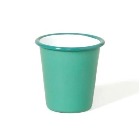 La taza vaso Tumbler esmaltado de Falcon Enamel en color turquesa es apilable y combina super bien con el de color naranja (y ribete en color rojo) Tiene una capacidad de 310 ml. y mide 9 cm. de alto. También tenemos la tetera y la taza pequeña para café. Apto para lavavajillas, pero NO es apto para microondas. Si eeres  "fan” de los cafés, tés e infusiones... ven a vernos, somos INHALA e intentaremos sorprenderte con toda nuestra selección de tazas, teteras, cafeteras y un montón de complementos. Buscas algo en concreto? Llámanos al 938794805 o escribe a info@inhala.net.