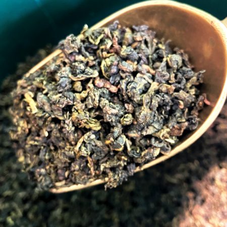 El té Milky Oolong Tea proviene de China y su sabor es de caramelo y vainilla.

¿Has oído hablar del Té Oolong? También es conocido como té azul.

En INHALA estos tés no pueden faltar en nuestra "Selección de Tés".

Hoy en día se producen en Taiwan y en las provincias de Fujian y Guangdong en China.

Los Oolongs se clasifican como tés semi o parcialmente oxidados.

Su proceso está a medio camino entre el "té verde" dónde no hay oxidación y el té negro dónde si hay una oxidación completa.

Muy a menudo se habla, equívocamente, de fermentación en lugar de oxidación.

Los únicos tés que sufren una fermentación durante su proceso son los Pu-erh, también conocidos como "tés rojos".

¿Qué tienen de especial los Tés Oolong?

Su proceso de fabricación es muy complejo y necesita de la precisión de un experto.

Son tés muy digestivos y depurativos.

Uno de nuestros tés Oolong más característico es el Milky Oolong, el cuál posee un sabor dulce que recuerda a la nata y al caramelo.

Algunas de sus propiedades más importantes son:    

    Facilita las digestiones pesadas
    Reduce los problemas del corazón
    Ayuda a eliminar toxinas en caso de hacer dieta
    Reduce los niveles de azúcar en sangre
    Calma la sed
    Mantiene la dentadura bien sana
    Nos aporta vitaminas esenciales y minerales y es rico en antioxidantes




Puedes ver algunos de nuestros tés e infusiones aquí.

Los tés Oolong se pueden infusionar hasta a 3 veces.

A parte del Milky Oolong, también tenemos 2 tés Oolong más: el Oolong Ti Kwan Yin y el elegante Formosa Dragón Negro "Oriental Beauty".

Si quieres saber un poco más de los tes Oolong, te gustará esta entrada de nuestro blog.

En INHALA estamos especializados en cafés y tés selectos y nos encontrarás en Portalet, 9 de Granollers, Barcelona.

¡Te esperamos muy pronto!