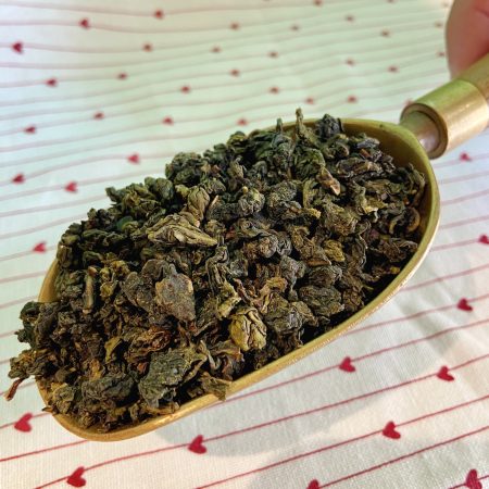 El té Milky Oolong Tea proviene de China y su sabor es de caramelo y vainilla.

¿Has oído hablar del Té Oolong? También es conocido como té azul.

En INHALA estos tés no pueden faltar en nuestra "Selección de Tés".

Hoy en día se producen en Taiwan y en las provincias de Fujian y Guangdong en China.

Los Oolongs se clasifican como tés semi o parcialmente oxidados.

Su proceso está a medio camino entre el "té verde" dónde no hay oxidación y el té negro dónde si hay una oxidación completa.

Muy a menudo se habla, equívocamente, de fermentación en lugar de oxidación.

Los únicos tés que sufren una fermentación durante su proceso son los Pu-erh, también conocidos como "tés rojos".

¿Qué tienen de especial los Tés Oolong?

Su proceso de fabricación es muy complejo y necesita de la precisión de un experto.

Son tés muy digestivos y depurativos.

Uno de nuestros tés Oolong más característico es el Milky Oolong, el cuál posee un sabor dulce que recuerda a la nata y al caramelo.

Algunas de sus propiedades más importantes son:    

    Facilita las digestiones pesadas
    Reduce los problemas del corazón
    Ayuda a eliminar toxinas en caso de hacer dieta
    Reduce los niveles de azúcar en sangre
    Calma la sed
    Mantiene la dentadura bien sana
    Nos aporta vitaminas esenciales y minerales y es rico en antioxidantes




Puedes ver algunos de nuestros tés e infusiones aquí.

Los tés Oolong se pueden infusionar hasta a 3 veces.

A parte del Milky Oolong, también tenemos 2 tés Oolong más: el Oolong Ti Kwan Yin y el elegante Formosa Dragón Negro "Oriental Beauty".

Si quieres saber un poco más de los tes Oolong, te gustará esta entrada de nuestro blog.

En INHALA estamos especializados en cafés y tés selectos y nos encontrarás en Portalet, 9 de Granollers, Barcelona.

¡Te esperamos muy pronto!