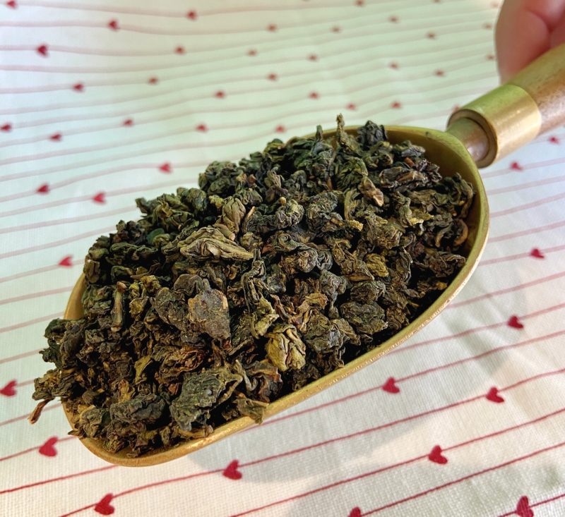 El té Milky Oolong Tea proviene de China y su sabor es de caramelo y vainilla. ¿Has oído hablar del Té Oolong? También es conocido como té azul. En INHALA estos tés no pueden faltar en nuestra "Selección de Tés". Hoy en día se producen en Taiwan y en las provincias de Fujian y Guangdong en China. Los Oolongs se clasifican como tés semi o parcialmente oxidados. Su proceso está a medio camino entre el "té verde" dónde no hay oxidación y el té negro dónde si hay una oxidación completa. Muy a menudo se habla, equívocamente, de fermentación en lugar de oxidación. Los únicos tés que sufren una fermentación durante su proceso son los Pu-erh, también conocidos como "tés rojos". ¿Qué tienen de especial los Tés Oolong? Su proceso de fabricación es muy complejo y necesita de la precisión de un experto. Son tés muy digestivos y depurativos. Uno de nuestros tés Oolong más característico es el Milky Oolong, el cuál posee un sabor dulce que recuerda a la nata y al caramelo. Algunas de sus propiedades más importantes son:         Facilita las digestiones pesadas     Reduce los problemas del corazón     Ayuda a eliminar toxinas en caso de hacer dieta     Reduce los niveles de azúcar en sangre     Calma la sed     Mantiene la dentadura bien sana     Nos aporta vitaminas esenciales y minerales y es rico en antioxidantes Puedes ver algunos de nuestros tés e infusiones aquí. Los tés Oolong se pueden infusionar hasta a 3 veces. A parte del Milky Oolong, también tenemos 2 tés Oolong más: el Oolong Ti Kwan Yin y el elegante Formosa Dragón Negro "Oriental Beauty". Si quieres saber un poco más de los tes Oolong, te gustará esta entrada de nuestro blog. En INHALA estamos especializados en cafés y tés selectos y nos encontrarás en Portalet, 9 de Granollers, Barcelona. ¡Te esperamos muy pronto!