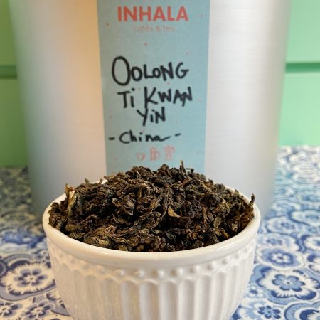 El Te Oolong Ti Kwan Yin prové de la provincia de Fujian, China.

També es pot denominar Ti Kuan Yin, Ti Guan Yin o Tieguanyin, que vol dir "Deessa de la Misericordia".

Temps de infusió recomanat de 2 a 3 minuts i la temperatura de l'aigua a 85ºC.

Les fulles lleugerament retorçades es despleguen per alliberar un licor de color mel i una aroma d'orquídia.

Aquest te Oolong es pot infusionar fins a 3 vegades.

A INHALA estem especialitzats en cafès i tes selectes, a part del Oolong Ti Kwan Yin, t'oferim 2 tes Oolongs més: el Milky Oolong i el famós Formosa Drac Negre Oriental Beauty.

Si et ve de gust saber més sobre els tes Oolongs i les seves propietats, t'agradarà llegir aquesta entrada del nostre blog.

Ens trobaràs a Portalet, 9, Granollers, Barcelona.

T’esperem!