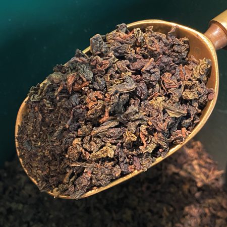 El Te Oolong Ti Kwan Yin prové de la provincia de Fujian, China. També es pot denominar Ti Kuan Yin, Ti Guan Yin o Tieguanyin, que vol dir "Deessa de la Misericordia". Temps de infusió recomanat de 2 a 3 minuts i la temperatura de l'aigua a 85ºC. Les fulles lleugerament retorçades es despleguen per alliberar un licor de color mel i una aroma d'orquídia. Aquest te Oolong es pot infusionar fins a 3 vegades. A INHALA estem especialitzats en cafès i tes selectes, a part del Oolong Ti Kwan Yin, t'oferim 2 tes Oolongs més: el Milky Oolong i el famós Formosa Drac Negre Oriental Beauty. Si et ve de gust saber més sobre els tes Oolongs i les seves propietats, t'agradarà llegir aquesta entrada del nostre blog. Ens trobaràs a Portalet, 9, Granollers, Barcelona. T’esperem!