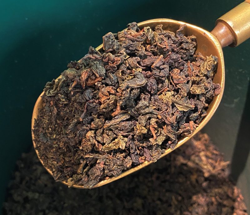 El Te Oolong Ti Kwan Yin prové de la provincia de Fujian, China. També es pot denominar Ti Kuan Yin, Ti Guan Yin o Tieguanyin, que vol dir "Deessa de la Misericordia". Temps de infusió recomanat de 2 a 3 minuts i la temperatura de l'aigua a 85ºC. Les fulles lleugerament retorçades es despleguen per alliberar un licor de color mel i una aroma d'orquídia. Aquest te Oolong es pot infusionar fins a 3 vegades. A INHALA estem especialitzats en cafès i tes selectes, a part del Oolong Ti Kwan Yin, t'oferim 2 tes Oolongs més: el Milky Oolong i el famós Formosa Drac Negre Oriental Beauty. Si et ve de gust saber més sobre els tes Oolongs i les seves propietats, t'agradarà llegir aquesta entrada del nostre blog. Ens trobaràs a Portalet, 9, Granollers, Barcelona. T’esperem!