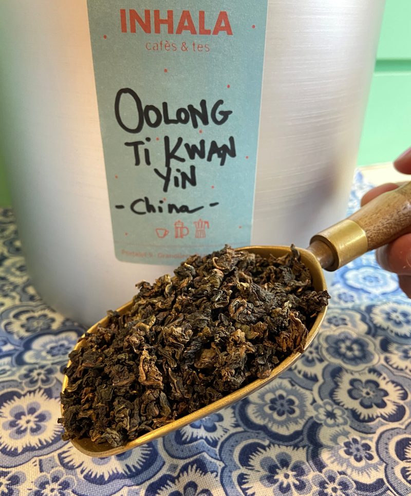 El Te Oolong Ti Kwan Yin prové de la provincia de Fujian, China. També es pot denominar Ti Kuan Yin, Ti Guan Yin o Tieguanyin, que vol dir "Deessa de la Misericordia". Temps de infusió recomanat de 2 a 3 minuts i la temperatura de l'aigua a 85ºC. Les fulles lleugerament retorçades es despleguen per alliberar un licor de color mel i una aroma d'orquídia. Aquest te Oolong es pot infusionar fins a 3 vegades. A INHALA estem especialitzats en cafès i tes selectes, a part del Oolong Ti Kwan Yin, t'oferim 2 tes Oolongs més: el Milky Oolong i el famós Formosa Drac Negre Oriental Beauty. Si et ve de gust saber més sobre els tes Oolongs i les seves propietats, t'agradarà llegir aquesta entrada del nostre blog. Ens trobaràs a Portalet, 9, Granollers, Barcelona. T’esperem!