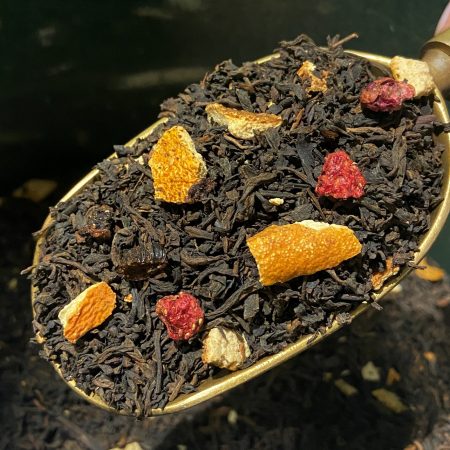 El te Pu-erh Fresh està aromatitzat amb pell de taronja, trossets de maduixa deshitradata i vainilla natural. Es un te provinent de Yunnan, China. Dóna una tassa suau, afruïtada, amb un punt dolç que el fa molt agradable per prendre a qualsevol hora del dia. El Pu-erh té propietats depuratives, és antioxidant i ric en vitamines. El temps de infusió recomanat és de 4 minuts i la temperatura recomanada de l' aigua és de 90ºC màxim. A INHALA t’oferim la següent selecció del meravellós te Pu-erh: . Pu-Erh Fruites del Bosc i Figues . Pu-Erh Sorbet de Llima . Pu-Erh Cranberry . Pu-Erh a la Vainilla Bourbon . Pu-Erh Chai . Pu-Erh Imperial natural Vols saber una mica més sobre la nostra selecció de tes i infusions? Quan arriba la calor de l' estiu, aquest te també és ideal per prendre “en fred”. A INHALA Cafès i Tes t’oferim una exclusiva selecció de tes verds, tes blancs, tes negres, tes Pu-erh, tes Oolong, també tes desteïnats, Rooibos, tisanes (herbal teas) i infusions de fruites (fruit teas). T’esperem a Portalet, 9 de Granollers, Barcelona amb la millor selecció de cafès, tes, infusions, galetes, xocolates i molts complements per la taula i cuina.