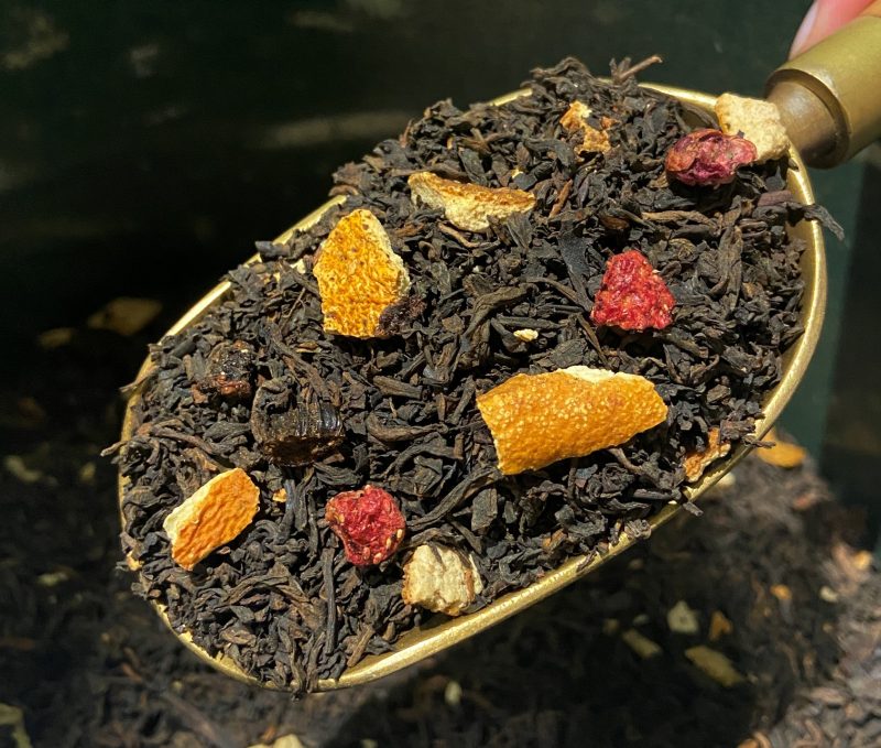 El te Pu-erh Fresh està aromatitzat amb pell de taronja, trossets de maduixa deshitradata i vainilla natural. Es un te provinent de Yunnan, China. Dóna una tassa suau, afruïtada, amb un punt dolç que el fa molt agradable per prendre a qualsevol hora del dia. El Pu-erh té propietats depuratives, és antioxidant i ric en vitamines. El temps de infusió recomanat és de 4 minuts i la temperatura recomanada de l' aigua és de 90ºC màxim. A INHALA t’oferim la següent selecció del meravellós te Pu-erh: . Pu-Erh Fruites del Bosc i Figues . Pu-Erh Sorbet de Llima . Pu-Erh Cranberry . Pu-Erh a la Vainilla Bourbon . Pu-Erh Chai . Pu-Erh Imperial natural Vols saber una mica més sobre la nostra selecció de tes i infusions? Quan arriba la calor de l' estiu, aquest te també és ideal per prendre “en fred”. A INHALA Cafès i Tes t’oferim una exclusiva selecció de tes verds, tes blancs, tes negres, tes Pu-erh, tes Oolong, també tes desteïnats, Rooibos, tisanes (herbal teas) i infusions de fruites (fruit teas). T’esperem a Portalet, 9 de Granollers, Barcelona amb la millor selecció de cafès, tes, infusions, galetes, xocolates i molts complements per la taula i cuina.