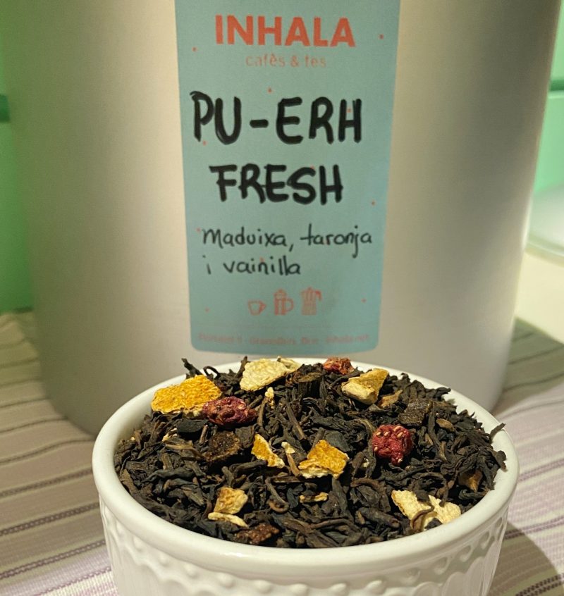 El te Pu-erh Fresh està aromatitzat amb pell de taronja, trossets de maduixa deshitradata i vainilla natural.

Es un te provinent de Yunnan, China.

Dóna una tassa suau, afruïtada, amb un punt dolç que el fa molt agradable per prendre a qualsevol hora del dia.

El Pu-erh té propietats depuratives, és antioxidant i ric en vitamines.

El temps de infusió recomanat és de 4 minuts i la temperatura recomanada de l' aigua és de 90ºC màxim.

A INHALA t’oferim la següent selecció del meravellós te Pu-erh:

. Pu-Erh Fruites del Bosc i Figues
. Pu-Erh Sorbet de Llima
. Pu-Erh Cranberry
. Pu-Erh a la Vainilla Bourbon
. Pu-Erh Chai
. Pu-Erh Imperial natural

Vols saber una mica més sobre la nostra selecció de tes i infusions?

Quan arriba la calor de l' estiu, aquest te també és ideal per prendre “en fred”.

A INHALA Cafès i Tes t’oferim una exclusiva selecció de tes verds, tes blancs, tes negres, tes Pu-erh, tes Oolong, també tes desteïnats, Rooibos, tisanes (herbal teas) i infusions de fruites (fruit teas).

T’esperem a Portalet, 9 de Granollers, Barcelona amb la millor selecció de cafès, tes, infusions, galetes, xocolates i molts complements per la taula i cuina.