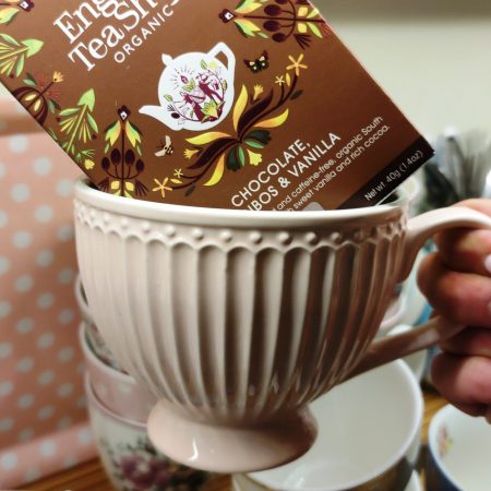 La infusió de Rooibos CHOCOLATE & VANILLA d' English TeaShop ve presentada en una capsa amb 20 unitats tancades individualment. El sabor del cacau, de la xocolata i vainilla li donen un toc dolç. Aquesta infusió està elaborada amb ingredients naturals i ecològics i NO conté cafeïna. És ideal per prendre “en calent” o “en fred”. A INHALA Cafès i Tes som punt de venda de English Tea Shop, tenim més de 15 varietats per triar, quina serà la teva? Però si vols conèixer la nostra selecció de Rooibos “a granel” no dubtis a venir i poder-los tastar en persona, el seu perfum t’ encantarà, espècies, flors, fruites, ingredients 100% naturals molt rics en sabor. A INHALA t’ oferim la millor selecció de cafès, tes, infusions, galetes, xocolates i molts complements per la taula i cuina. Estem  a Portalet, 9 de Granollers, Barcelona. T’esperem! La infusión de Rooibos con Chocolate y Vainilla de English TeaShop es muy agradable por su sabor dulzón. Es ideal para tomar «en caliente» o «en frío», en verano bien fresquita, te encantará. En INHALA Cafés y Tés somos punto de venta de English TeaShop, tenemos más de 15 variedades para que puedas elegir ¿cuál será la tuya? Te invitamos a que conozcas nuestra selección de Rooibos “a granel”, no dudes en venir a vernos y así poder probarlos. Estamos seguras de que te encantará poder sentir los aromas de especias, frutas, flores, ingredientes 100% naturales muy ricos en sabor. Te esperamos en Portalet, 9 de Granollers, Barcelona con la mejor selección de cafés, tés, infusiones, galletas, chocolates y muchos complementos para la mesa y cocina. Somos INHALA, boutique especializada en Tés, Cafés, Infusiones y chocolates.