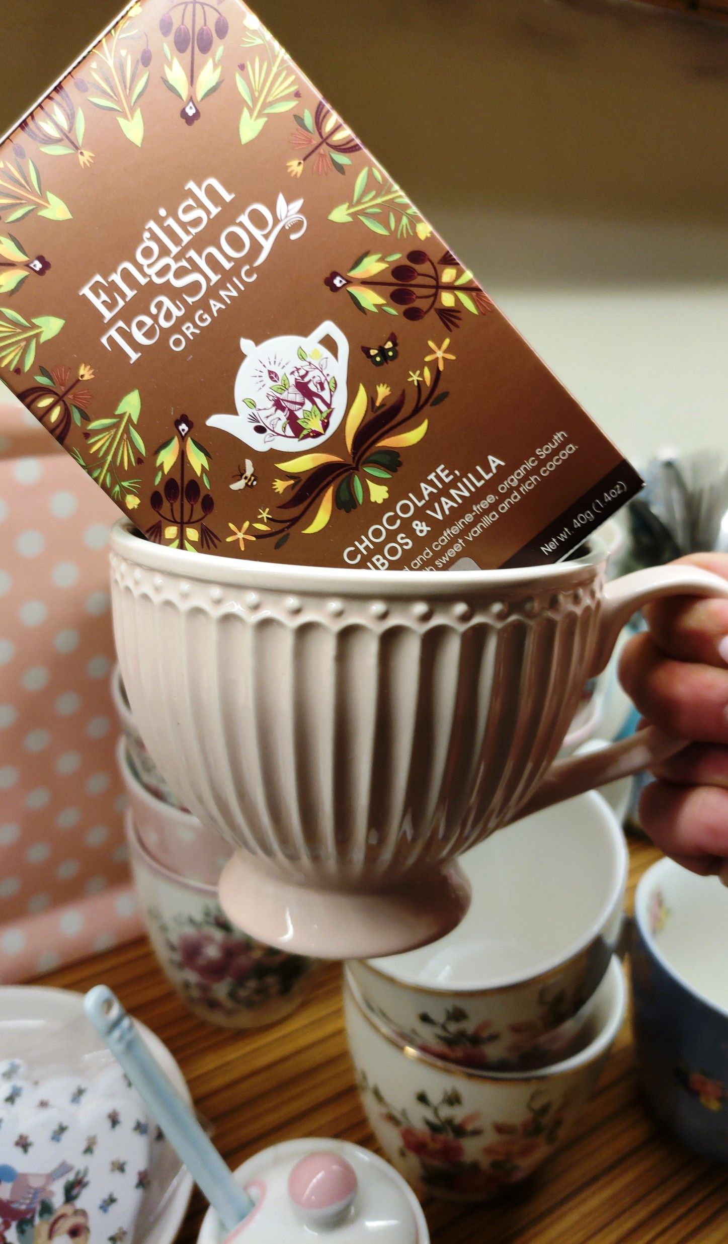 La infusió de Rooibos CHOCOLATE & VANILLA d' English TeaShop ve presentada en una capsa amb 20 unitats tancades individualment. El sabor del cacau, de la xocolata i vainilla li donen un toc dolç. Aquesta infusió està elaborada amb ingredients naturals i ecològics i NO conté cafeïna. És ideal per prendre “en calent” o “en fred”. A INHALA Cafès i Tes som punt de venda de English Tea Shop, tenim més de 15 varietats per triar, quina serà la teva? Però si vols conèixer la nostra selecció de Rooibos “a granel” no dubtis a venir i poder-los tastar en persona, el seu perfum t’ encantarà, espècies, flors, fruites, ingredients 100% naturals molt rics en sabor. A INHALA t’ oferim la millor selecció de cafès, tes, infusions, galetes, xocolates i molts complements per la taula i cuina. Estem  a Portalet, 9 de Granollers, Barcelona. T’esperem! La infusión de Rooibos con Chocolate y Vainilla de English TeaShop es muy agradable por su sabor dulzón. Es ideal para tomar «en caliente» o «en frío», en verano bien fresquita, te encantará. En INHALA Cafés y Tés somos punto de venta de English TeaShop, tenemos más de 15 variedades para que puedas elegir ¿cuál será la tuya? Te invitamos a que conozcas nuestra selección de Rooibos “a granel”, no dudes en venir a vernos y así poder probarlos. Estamos seguras de que te encantará poder sentir los aromas de especias, frutas, flores, ingredientes 100% naturales muy ricos en sabor. Te esperamos en Portalet, 9 de Granollers, Barcelona con la mejor selección de cafés, tés, infusiones, galletas, chocolates y muchos complementos para la mesa y cocina. Somos INHALA, boutique especializada en Tés, Cafés, Infusiones y chocolates.