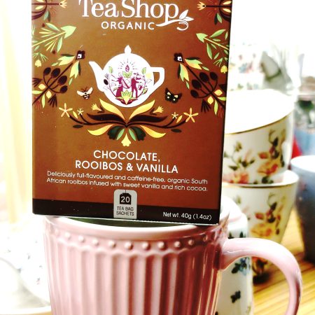 La infusió de Rooibos CHOCOLATE & VANILLA d' English TeaShop ve presentada en una capsa amb 20 unitats tancades individualment.


El sabor del cacau, de la xocolata i vainilla li donen un toc dolç.



Aquesta infusió està elaborada amb ingredients naturals i ecològics i NO conté cafeïna.

És ideal per prendre “en calent” o “en fred”.

A INHALA Cafès i Tes som punt de venda de English Tea Shop, tenim més de 15 varietats per triar, quina serà la teva?

Però si vols conèixer la nostra selecció de Rooibos “a granel” no dubtis a venir i poder-los tastar en persona, el seu perfum t’ encantarà, espècies, flors, fruites, ingredients 100% naturals molt rics en sabor.

A INHALA t’ oferim la millor selecció de cafès, tes, infusions, galetes, xocolates i molts complements per la taula i cuina.

Estem  a Portalet, 9 de Granollers, Barcelona. T’esperem!