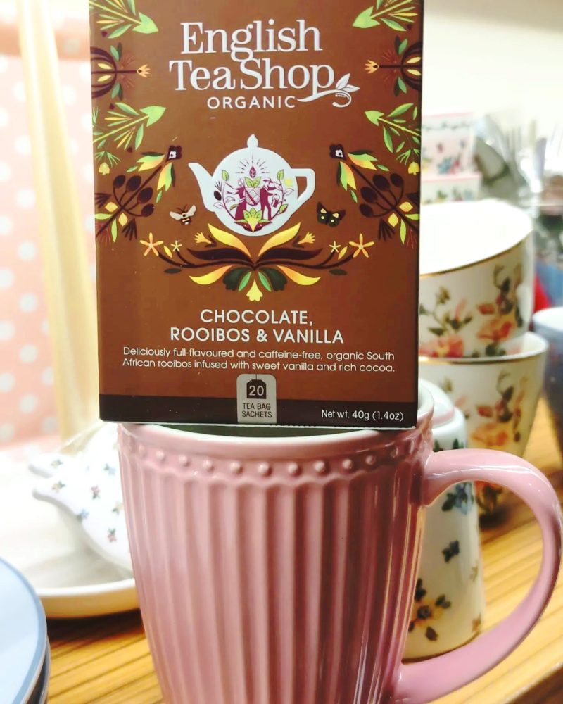 La infusió de Rooibos CHOCOLATE & VANILLA d' English TeaShop ve presentada en una capsa amb 20 unitats tancades individualment. El sabor del cacau, de la xocolata i vainilla li donen un toc dolç. Aquesta infusió està elaborada amb ingredients naturals i ecològics i NO conté cafeïna. És ideal per prendre “en calent” o “en fred”. A INHALA Cafès i Tes som punt de venda de English Tea Shop, tenim més de 15 varietats per triar, quina serà la teva? Però si vols conèixer la nostra selecció de Rooibos “a granel” no dubtis a venir i poder-los tastar en persona, el seu perfum t’ encantarà, espècies, flors, fruites, ingredients 100% naturals molt rics en sabor. A INHALA t’ oferim la millor selecció de cafès, tes, infusions, galetes, xocolates i molts complements per la taula i cuina. Estem  a Portalet, 9 de Granollers, Barcelona. T’esperem! La infusión de Rooibos con Chocolate y Vainilla de English TeaShop es muy agradable por su sabor dulzón. Es ideal para tomar «en caliente» o «en frío», en verano bien fresquita, te encantará. En INHALA Cafés y Tés somos punto de venta de English TeaShop, tenemos más de 15 variedades para que puedas elegir ¿cuál será la tuya? Te invitamos a que conozcas nuestra selección de Rooibos “a granel”, no dudes en venir a vernos y así poder probarlos. Estamos seguras de que te encantará poder sentir los aromas de especias, frutas, flores, ingredientes 100% naturales muy ricos en sabor. Te esperamos en Portalet, 9 de Granollers, Barcelona con la mejor selección de cafés, tés, infusiones, galletas, chocolates y muchos complementos para la mesa y cocina. Somos INHALA, boutique especializada en Tés, Cafés, Infusiones y chocolates.