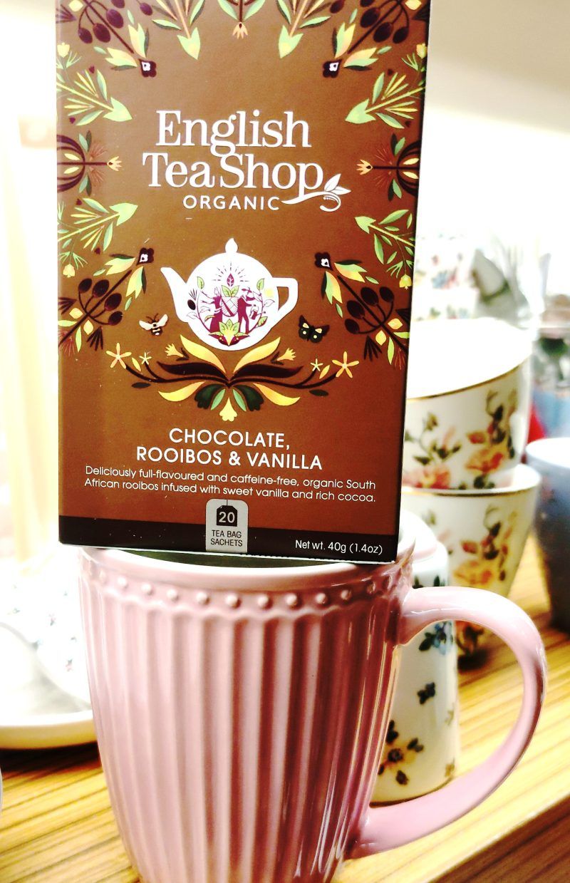 La infusió de Rooibos CHOCOLATE & VANILLA d' English TeaShop ve presentada en una capsa amb 20 unitats tancades individualment.


El sabor del cacau, de la xocolata i vainilla li donen un toc dolç.



Aquesta infusió està elaborada amb ingredients naturals i ecològics i NO conté cafeïna.

És ideal per prendre “en calent” o “en fred”.

A INHALA Cafès i Tes som punt de venda de English Tea Shop, tenim més de 15 varietats per triar, quina serà la teva?

Però si vols conèixer la nostra selecció de Rooibos “a granel” no dubtis a venir i poder-los tastar en persona, el seu perfum t’ encantarà, espècies, flors, fruites, ingredients 100% naturals molt rics en sabor.

A INHALA t’ oferim la millor selecció de cafès, tes, infusions, galetes, xocolates i molts complements per la taula i cuina.

Estem  a Portalet, 9 de Granollers, Barcelona. T’esperem!