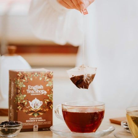 La infusió de Rooibos CHOCOLATE & VANILLA d' English TeaShop ve presentada en una capsa amb 20 unitats tancades individualment. El sabor del cacau, de la xocolata i vainilla li donen un toc dolç. Aquesta infusió està elaborada amb ingredients naturals i ecològics i NO conté cafeïna. És ideal per prendre “en calent” o “en fred”. A INHALA Cafès i Tes som punt de venda de English Tea Shop, tenim més de 15 varietats per triar, quina serà la teva? Però si vols conèixer la nostra selecció de Rooibos “a granel” no dubtis a venir i poder-los tastar en persona, el seu perfum t’ encantarà, espècies, flors, fruites, ingredients 100% naturals molt rics en sabor. A INHALA t’ oferim la millor selecció de cafès, tes, infusions, galetes, xocolates i molts complements per la taula i cuina. Estem  a Portalet, 9 de Granollers, Barcelona. T’esperem!