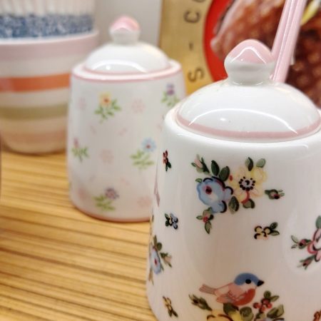 La sucrera Ellie White de GreenGate és un detall que no pot faltar en un "tea time" elegant amb el seu estampat floral i ocellets.

Porta tapa i té un foradet per posar la cullera.

Servir terrons de sucre moreno o sucre candy en aquesta bonica sucrera és un autèntic Art de la Taula.

Medeix 10 cm. x 6 cm.

GreenGate fa articles exquisits per a moments exquisits sempre decorat amb estampats florals que seran l’estrella en els teus moments de tes i cafès.

L'estampat Ellie White representa perfectament l'estil de GreenGate, sempre inspirat en il.lustracions franceses i angleses del segle XIX.

Saps que combina molt bé amb altres dissenys d'altres col.leccions d'aquesta firma de Dinamarca?

A la nostra botiga, també trobaràs altres elements amb aquest estampat: culleres, plats, termos, estovalles, tasses, latte cups, bowls i moltes coses boniques més.

A INHALA Cafès i Tes som punt de venda de GreenGate i ens pots trobar a Portalet, 9 de Granollers, Barcelona.