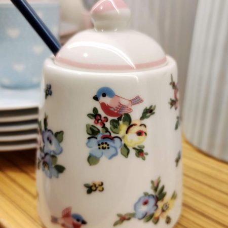 La sucrera Ellie White de GreenGate és un detall que no pot faltar en un "tea time" elegant amb el seu estampat floral i ocellets.

Porta tapa i té un foradet per posar la cullera.

Servir terrons de sucre moreno o sucre candy en aquesta bonica sucrera és un autèntic Art de la Taula.

Medeix 10 cm. x 6 cm.

GreenGate fa articles exquisits per a moments exquisits sempre decorat amb estampats florals que seran l’estrella en els teus moments de tes i cafès.

L'estampat Ellie White representa perfectament l'estil de GreenGate, sempre inspirat en il.lustracions franceses i angleses del segle XIX.

Saps que combina molt bé amb altres dissenys d'altres col.leccions d'aquesta firma de Dinamarca?

A la nostra botiga, també trobaràs altres elements amb aquest estampat: culleres, plats, termos, estovalles, tasses, latte cups, bowls i moltes coses boniques més.

A INHALA Cafès i Tes som punt de venda de GreenGate i ens pots trobar a Portalet, 9 de Granollers, Barcelona.