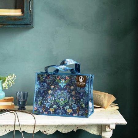 La bossa plastificada shopper Kyoto Festival Dark Blue de Pip Studio és una edició limitada. Les seves mides són 38 cm. x 17 cm. x 28 cm. Fàcil de netejar. És molt atractiva amb aquest estampat floral tant elegant amb el color blau de fons. El seu acabat en plàstic i les nances curtes fan que sigui una bossa ideal per anar a la compra o per portar el teu esmorzar a la feina. Tenim altres complements amb aquest estampat. A INHALA Cafès i Tes som punt de venda de Pip Studio, firma holandesa molt exclusiva, des de fa molt de temps.