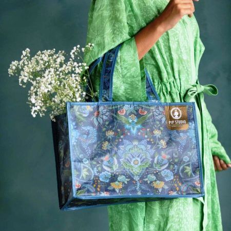 La bossa plastificada shopper Kyoto Festival Dark Blue de Pip Studio és una edició limitada. Les seves mides són 38 cm. x 17 cm. x 28 cm. Fàcil de netejar. És molt atractiva amb aquest estampat floral tant elegant amb el color blau de fons. El seu acabat en plàstic i les nances curtes fan que sigui una bossa ideal per anar a la compra o per portar el teu esmorzar a la feina. Tenim altres complements amb aquest estampat. A INHALA Cafès i Tes som punt de venda de Pip Studio, firma holandesa molt exclusiva, des de fa molt de temps. El bolso Shopper TOKYO Festival Dark Blue de Pip Studio es una edición limitada muy elegante y atractiva con este estampado floral tan exhuberante y ese bonito color azul de fondo. Está realizado con un material plàstico de hule y asas cortas para que sea ideal para llevar la compra diaria, ir a la playa, etc. A nosotras nos encanta para llevarnos por ahí los cafés y tés al trabajo, por ejemplo. Es ideal para hacer un regalo a una amiga especial. Medidas de la bolsa: 38 cm. x 17 cm. x 28 cm. En INHALA nos encanta Pip Studio y sus complementos para la cocina y la mesa, ahora mismo tenemos la jarrita para la leche y el delantal con este estampado Blushing Birds, así como platos y tazas de porcelana. Ven a visitar nuestra tienda física INHALA Cafés y Tés, en Portalet, 9 de Granollers, Barcelona. Te estamos esperando. En INHALA Cafés y Tés somos punto de venta de Pip Studio desde hace años.