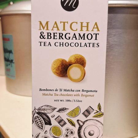 Els bombons de te Matcha i Bergamota de Mi&Cu Gourmet van en una capsa de 100 grams i és una idea genial per fer un regal molt especial a un "tea lover".

Un trosset d'ametlla marcona embolcallada de praliné amb te verd Matcha (te verd japonès) en pols i un toc cítric de bergamota.

A INHALA pots trobar tes, cafès i xocolates molt selectes.

Estem a Portalet, 9 de Granollers.

T’esperem!