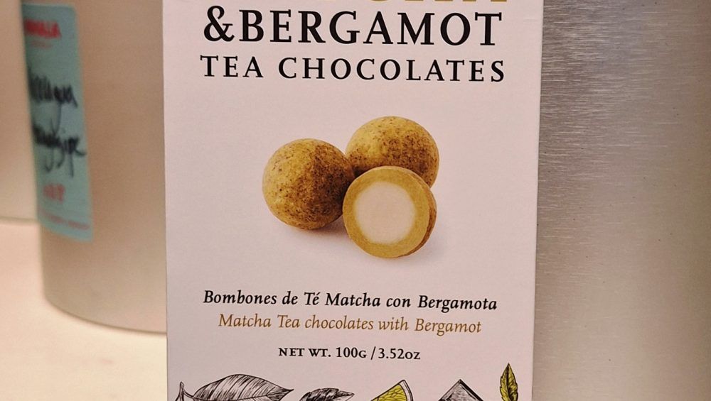 Els bombons de te Matcha i Bergamota de Mi&Cu Gourmet van en una capsa de 100 grams i és una idea genial per fer un regal molt especial a un "tea lover". Un trosset d'ametlla marcona embolcallada de praliné amb te verd Matcha (te verd japonès) en pols i un toc cítric de bergamota. A INHALA pots trobar tes, cafès i xocolates molt selectes. Estem a Portalet, 9 de Granollers. T’esperem!