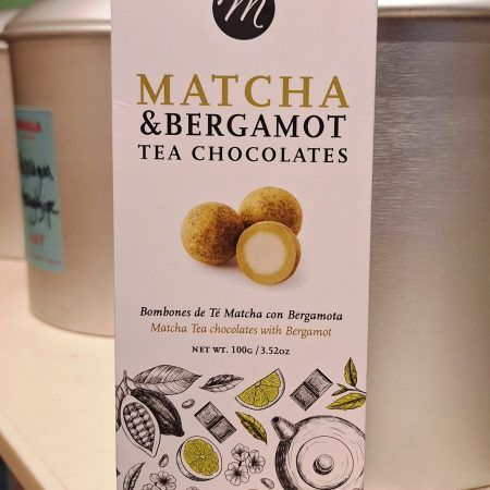 Els bombons de te Matcha i Bergamota de Mi&Cu Gourmet van en una capsa de 100 grams i és una idea genial per fer un regal molt especial a un "tea lover".

Un trosset d'ametlla marcona embolcallada de praliné amb te verd Matcha (te verd japonès) en pols i un toc cítric de bergamota.

A INHALA pots trobar tes, cafès i xocolates molt selectes.

Estem a Portalet, 9 de Granollers.

T’esperem!