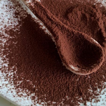 El cacau pur en pols de Callebaut el servim en paquet de 100 grams. Junt amb el nostre cafè, aquest cacau és imprescindible en receptes com el Tiramisù o un bon cappuccino. Tenim espolvorejadors especials per servir-lo adequadament, mira aquest de la firma GreenGate. Som INHALA Cafès i Tes i estem a Portalet, 9 de Granollers, Barcelona, vine a veure'ns, t' esperem!