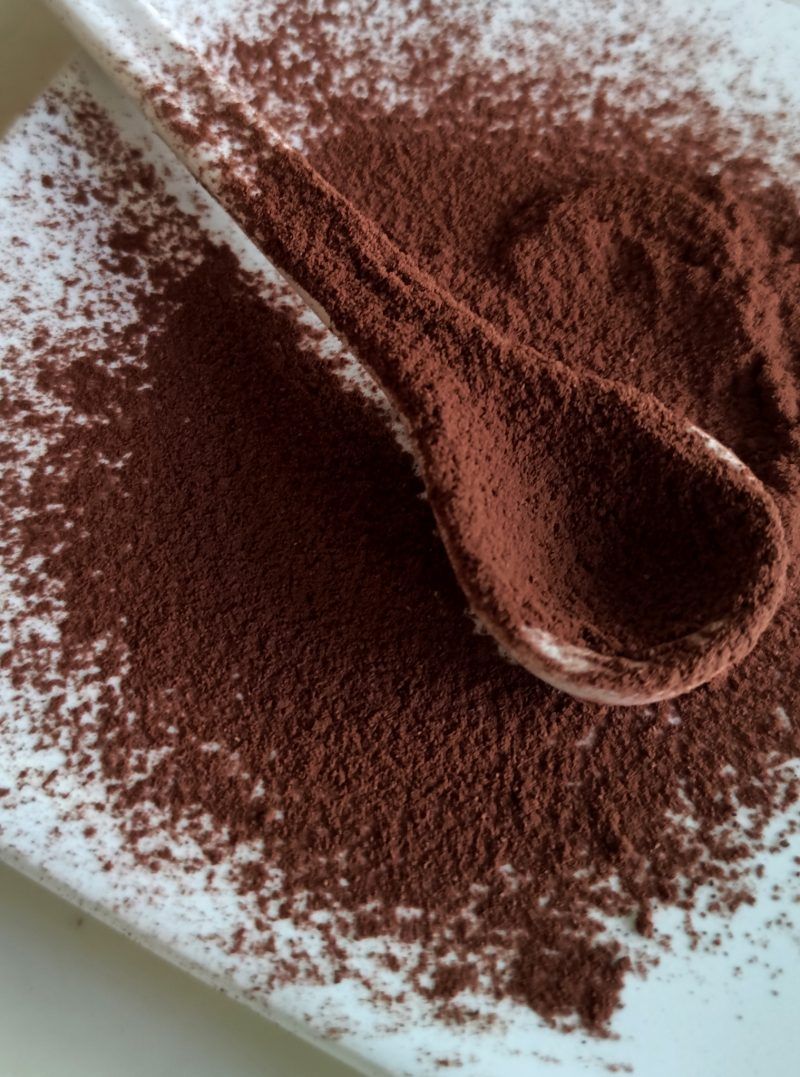 El cacau pur en pols de Callebaut el servim en paquet de 100 grams. Junt amb el nostre cafè, aquest cacau és imprescindible en receptes com el Tiramisù o un bon cappuccino. Tenim espolvorejadors especials per servir-lo adequadament, mira aquest de la firma GreenGate. Som INHALA Cafès i Tes i estem a Portalet, 9 de Granollers, Barcelona, vine a veure'ns, t' esperem!