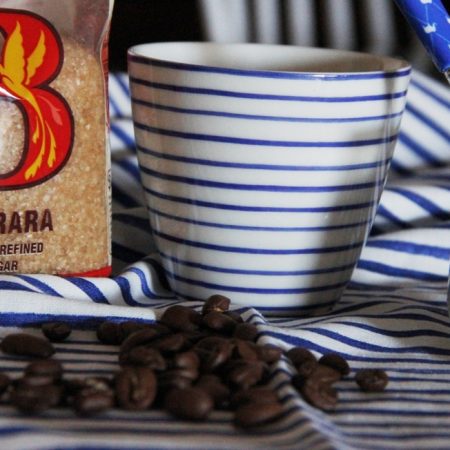 El café de Costa Rica Finca Malorgal Birri-Heredia tiene una puntuación de 88/100 SCA. Este café crece a 1400 mts. de altura en suelo volcánico. Es un café arábica 100%, variedad Obatá, proceso natural. Esta finca pertenece a una de las primeras familias cafetaleras de Heredia, donde han ido pasando generación tras generación: la familia León Bratti, hoy día la madre Concepción al frente con sus hijas. Es un café muy aromático, con un punto de dulzor elevado, con cuerpo equilibrado y un acidez delicada. Sabor a chocolate, dulce con un toque de frutos rojos. Los cafés de Centroamérica como los Costa Rica y los Guatemala son conocidos como los "achocolatados". En resumen, es un café que combina frescor afrutado y sabor achocolatado, es perfecto para los amantes de los cafés equilibrados pero con cuerpo y personalidad. *Nuestras bolsas son de 250 gramos y 100% compostables. ¿Lo quieres en grano o molido? ¿Qué cafetera tienes? En INHALA Cafés y Tés te ofrecemos una selección de cafés recién tostados, tés e infusiones, chocolates y galletas. Café en grano que podremos moler según el método de preparación que prefieras. Viajamos tomando café y estamos en Portalet, 9 de Granollers, Barcelona. ¿Has visto esa taza tan divina? Pues es de GreenGate.