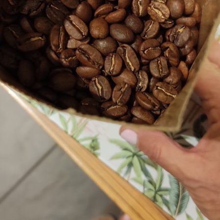 El cafè de México Chiapas "Volcán Tacaná" Ethichub és 100% aràbica. El servim en paquets de 250 grams. Notes florals i de fruites cítriques, llima, bergamota.  Varietat: Bourbon, Typica i Caturra Altitud: entre 1600 i 2000 m.s.n.m Procés: Rentat Acidesa brillant. Comprant aquest cafè estem contribuït amb el desenvolupament socioeconòmic i mediambiental dels petits agricultors de Chiapas. A INHALA estem encantats de tenir aquest cafè entre nosaltres i poder-te aconsellar quin cafè és l' ideal per a tu. Estem a Portalet, 9 de Granollers, Barcelona. T'esperem!