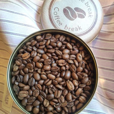 El cafè MASAI és un dels nostres blends més clàssics ja que el seguim tenint des dels nostres inicis a La Mercantil Cafetera & Colonials.

Aquest cafè és una combinació de cafès de Brasil, Colombia i Kenya que dóna una tassa molt equilibrada amb un postgust intens fent que sigui un cafè ideal per preparar qualsevol recepta.

Cafè torrat 100% per procés natural.

El servim en gra i acabat de torrar, però el podem moldre en 3 punts diferents depenent de la cafetera o mètode que facis servir:

Cafetera Espresso  (fi)
Cafetera French Press ó Èmbol (gruixut)
Cafetera Moka  (intermig)

Com el prefereixes?

Servim els nostres cafès en paquets de 250 grams. en bosses de paper biodegradable amb una tanca molt pràctica.

Tria aquí el cafè que més us agradi.

Si vols, et podem preparar un pack de regal ben bonic amb cafès, tes, delicioses galetes i xocolates!

Entra a la nostra botiga Online o vine a veure'ns a Portalet, 9 de Granollers, Barcelona.