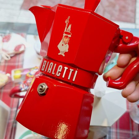 La cafetera Moka Express "Exclusive" de Bialetti és el nou model en cafeteres Moka. Aquest color vermell és molt atractiu i combinable amb moltes de les tasses de GreenGate. Bialetti va revolucionar la manera de preparar el cafè "a casa" quan va inventar aquesta cafetera l’any 1933. Està fabricada amb una exclusiva aleació d’ alumini i el sistema de la seva vàlvula està patentat per Bialetti i és d’ acer inoxidable. El mànec és ergonòmic, de color negre igual que el seu pom i molt resistents a l’escalfor. La cafetera Moka Exclusive Bialetti per 3 tasses també disponible en color verd mint, blau, rosa i crema. Apta per cuines de gas, elèctriques i vitroceràmiques (no apta per inducció). No apta per rentar al rentaplats. Pots descobrir altres models de cafeteres Moka de Bialetti aquí. Ara només has de triar un bon cafè a la nostra carta de cafès. Som INHALA Cafès i Tes, t'esperem a Portalet, 9 de Granollers, Barcelona.