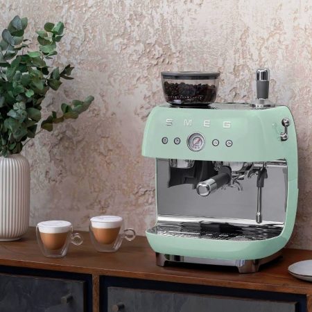 La cafetera espresso de Smeg en color verd mint ens té enamorades, potser a tu et passa el mateix!

L’acabat del cos de la cafetera és d’acer inoxidable i alguna part és de plàstic.

La pressió és de 15 bar.  El panel de control és molt fàcil d’utilitzar.

S’adjunta 1 porta-filtre d’ acer inoxidable per a cafè mòlt per 1 cafè , 1 porta-filtre d’ acer inoxidable per a cafè mòlt per 2 cafès i 1 porta-filtre per cialdes (monodosis de paper universals).

Sistema antigoteig. Té una safata recull-aigües desmuntable.

Hi caben molt bé també les tasses grans.

El dipòsit de l’ aigua té una capacitat de 1 litre i és desmuntable.

FUNCIONS

Botó per 1 tassa, 2 tasses i opció vapor.

Sistema cappuccino regulable.

Funció stop per regular el llarg del cafè.

Permet regular la temperatura de l’ aigua.

Senyal lluminosa que ens avisa de la descalcificació.

Botó On/Off amb aturada automàtica.

Dades tècniques

Voltatge  220-240 V

Freqüència  50/60 Hz

Potència 1350 W

Adquirint aquesta cafetera et regalarem 1 paquet de 250 grams de cafè (només ens has d’ especificar-nos si el vols mòlt o en gra).

Som INHALA Cafès i Tes i et proposem una acurada selecció de Cafès d’especialitat d’arreu del món, torrats artesanalment.