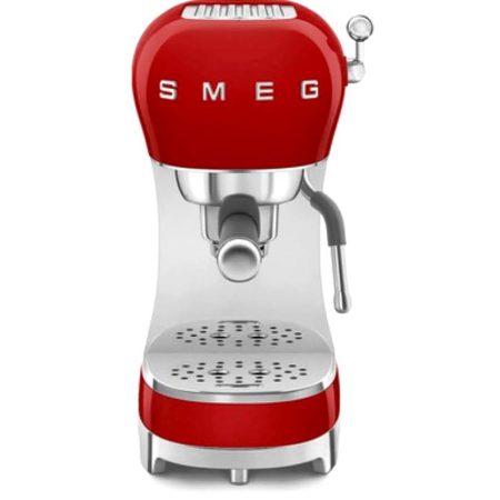 La cafetera espresso de SMEG en color verd acqua ens té enamorades, potser a tu et passa el mateix! El seu nou disseny i aquest color verd mint té un estil retro total. També tenim altres electrodomèstics de la línia anys 50 de SMEG: torradora, exprimidor de cítrics, bullidor d' aigua, batedora i ara també la cafetera espresso manual amb molinet incorporat, divina! L’acabat del cos de la cafetera és d’ acer inoxidable i alguna part és de plàstic. La pressió és de 15 bar. El panel de control és molt fàcil d’ utilitzar. S’ adjunta 1 porta-filtre d’acer inoxidable per a cafè mòlt per 1 cafè , 1 porta-filtre d’ acer inoxidable per a cafè mòlt per 2 cafès i 1 porta-filtre per cialdes (monodosis de paper universals). Sistema antigoteig. Té una safata recull-aigües desmuntable. Hi caben molt bé també les tasses grans. El dipòsit de l’ aigua té una capacitat de 1 litre i és desmuntable. FUNCIONS Botó per 1 tassa, 2 tasses i opció vapor (sistema cappuccino regulable). Funció stop per regular el llarg del cafè. Permet regular la temperatura de l’ aigua. Senyal lluminós que ens avisa fer fer la descalcificació. Botó On/Off amb aturada automàtica. Dades tècniques Voltatge  220-240 V Freqüència  50/60 Hz Potència 1350 W Adquirint aquesta cafetera et regalarem 1 paquet de 250 grams de cafè (només ens has d’ especificar si el vols mòlt o en gra). Som INHALA Cafès i Tes i et proposem una acurada selecció de cafès d’especialitat d’ arreu del món, torrats artesanalment.