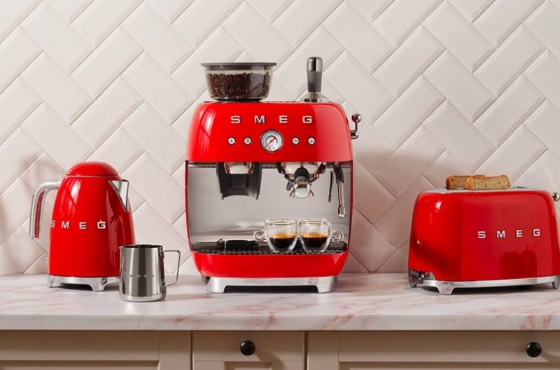 La cafetera espresso de SMEG en color verd acqua ens té enamorades, potser a tu et passa el mateix!

El seu nou disseny i aquest color verd mint té un estil retro total.

Aquesta cafetera també està disponible en altres colors.

També tenim altres electrodomèstics de la línia "anys 50" de SMEG: torradora, exprimidor de cítrics, bullidor d'aigua, batedora de got i ara també la cafetera espresso manual amb molinet incorporat que és divina!

L’acabat del cos de la cafetera és d’ acer inoxidable i alguna part és de plàstic.

La pressió és de 15 bar. El panel de control és molt fàcil d’ utilitzar.

S’ adjunta 1 porta-filtre d’acer inoxidable per a cafè mòlt per 1 cafè , 1 porta-filtre d’ acer inoxidable per a cafè mòlt per 2 cafès i 1 porta-filtre per cialdes (monodosis de paper universals).

Sistema antigoteig. Té una safata recull-aigües desmuntable.

Hi caben molt bé també les tasses grans.

El dipòsit de l’ aigua té una capacitat de 1 litre i és desmuntable.

FUNCIONS

Botó per 1 tassa, 2 tasses i opció vapor (sistema cappuccino regulable).

Funció stop per regular el llarg del cafè.

Permet regular la temperatura de l’ aigua.

Senyal lluminós que ens avisa fer fer la descalcificació.

Botó On/Off amb aturada automàtica.

Dades tècniques

Voltatge  220-240 V

Freqüència  50/60 Hz

Potència 1350 W

Adquirint aquesta cafetera et regalarem 1 paquet de 250 grams de cafè (només ens has d’ especificar si el vols mòlt o en gra).

Som INHALA Cafès i Tes i et proposem una acurada selecció de cafès d’especialitat d’ arreu del món, torrats artesanalment.