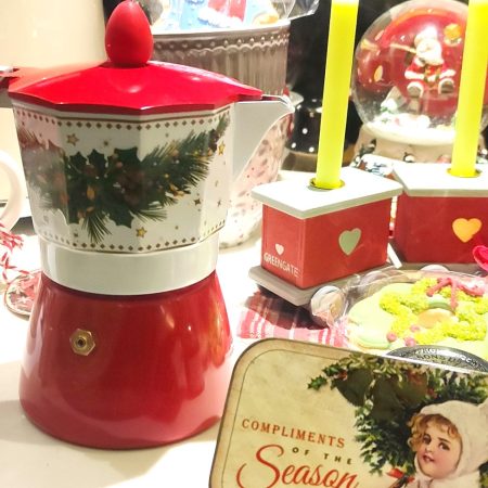 Cafetera Moka disseny de Nadal Christmas per 3 tasses de Brandani és apta per gas, elèctrica i vitroceràmica.

És d'alumini i medeix 9 cm. x 15 cm. x 16 cm.

NO apta per inducció, però tenim una placa especial per fer-la adaptar.

Aquest color vermell i la decoració nadalenca la fa molt atractiva pels teus moments de cafè de Nadal i lluïrà molt en la teva cuina i també al servir el cafè a taula.

Brandani és una firma italiana especialitzada en Art de la Taula que fa articles per cuina i especialment per servir cafès i tes amb materials de primera qualitat.

A INHALA Cafès i Tes t'oferim una selecció de cafès en grà que podrem moldre al moment per a tu o bé per regalar, la seva aroma et seduïrà al moment.

*Ve presentada en una bonica capsa de cartró.