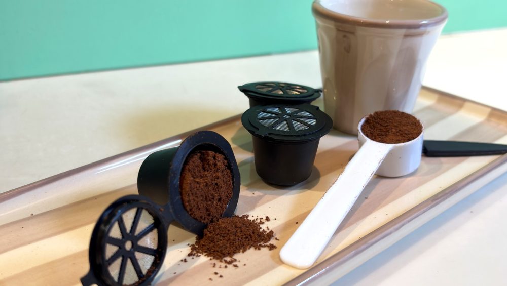 Les càpsules de cafè recargables per cafeteres "sistema Nespresso" van en una capsa de 3 unitats, una cullera mesuradora per omplir-les i un pinzell per netejar el cafè mòlt sobrant, Cada càpsula es pot reutilitzar unes 100 vegades aproximadament. *També tenim càpsules per cafeteres sistema “Dolce Gusto”, les pots trobar aquí. Com funcionen? El seu disseny permet que l’aigua entri dins la càpsula sense necessitat de perforar-la. Un cop dins, l’aigua es barreja amb el cafè d’una manera uniforme i circula per uns conductes de la tapa fins arribar a la sortida i fent una bona extracció aconseguint un cafè amb molt de cos. Les càpsules "La Cafetière" són l’opció més econòmica i ecològica si tens una cafetera de càpsules. En realitat, pots fer entre 40 i 50 cafès amb uns 250 grs de cafè mòlt. Pregunta’ns com i t’ho explicarem. Són eco-friendly, utilitzant aquestes càpsules, el medi ambient ho agraïrà, doncs cada càpsula pot ser reutilitzada més de 100 vegades. Un cop deixin de funcionar, aquestes càpsules es poden reciclar com qualsevol plàstic. Cada recàrrega amb aquesta càpsula serà una càpsula menys contaminant el Medi Ambient. Els nostres cafès són servits “en gra”, però els podem moldre segons el mètode de preparació que ens indiquis i els servim en paquets de 250 grams. A INHALA Cafès i Tes trobaràs una selecció de cafès acabats de torrar, tes i infusions, xocolates i galetes. Ens trobaràs a Portalet, 9, Granollers, Barcelona.