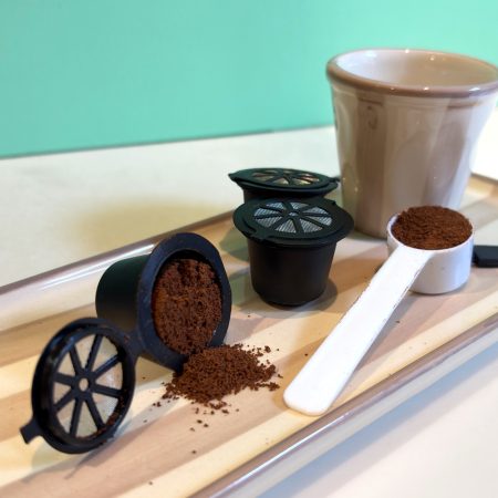 Les càpsules de cafè recargables per cafeteres "sistema Nespresso" van en una capsa de 3 unitats, una cullera mesuradora per omplir-les i un pinzell per netejar el cafè mòlt sobrant, Cada càpsula es pot reutilitzar unes 100 vegades aproximadament. *També tenim càpsules per cafeteres sistema “Dolce Gusto”, les pots trobar aquí. Com funcionen? El seu disseny permet que l’aigua entri dins la càpsula sense necessitat de perforar-la. Un cop dins, l’aigua es barreja amb el cafè d’una manera uniforme i circula per uns conductes de la tapa fins arribar a la sortida i fent una bona extracció aconseguint un cafè amb molt de cos. Les càpsules "La Cafetière" són l’opció més econòmica i ecològica si tens una cafetera de càpsules. En realitat, pots fer entre 40 i 50 cafès amb uns 250 grs de cafè mòlt. Pregunta’ns com i t’ho explicarem. Són eco-friendly, utilitzant aquestes càpsules, el medi ambient ho agraïrà, doncs cada càpsula pot ser reutilitzada més de 100 vegades. Un cop deixin de funcionar, aquestes càpsules es poden reciclar com qualsevol plàstic. Cada recàrrega amb aquesta càpsula serà una càpsula menys contaminant el Medi Ambient. Els nostres cafès són servits “en gra”, però els podem moldre segons el mètode de preparació que ens indiquis i els servim en paquets de 250 grams. A INHALA Cafès i Tes trobaràs una selecció de cafès acabats de torrar, tes i infusions, xocolates i galetes. Ens trobaràs a Portalet, 9, Granollers, Barcelona.