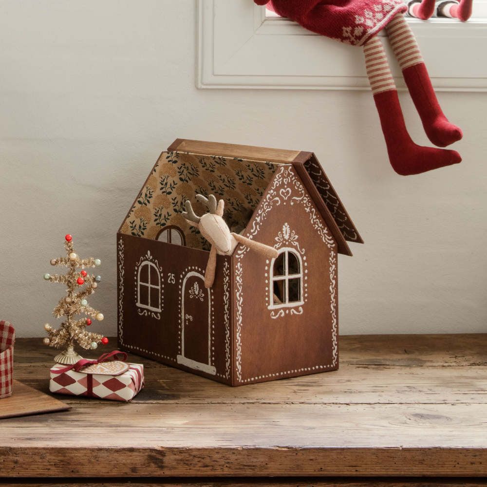 La casa pequeña Gingerbread para los Ratoncitos y conejitos peluches de Maileg es ideal para hacer un regalo original a los peques de la casa