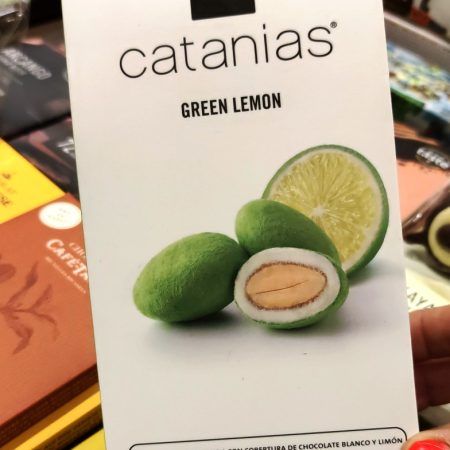 Les catànies "Green Lemon" són elaborades amb ametlles “marcona” senceres, caramelitzades i recobertes amb un praliné de xocolata blanca, ametlla, avellana i sucre. Finalment són espolvorejades amb pols de llima verda. Ideals per acompanyar un cafè, un te o infusió, una copa de cava o un "gin tonic" amb bona companyia! També tenim disponibles les Catànies Originals i les Catànies als Gerds. NO contenen gluten. A INHALA Cafès i Tes som punt de venda de Catànies Cudié a més de tenir una deliciosa selecció de xocolates i galetes. Estem a Portalet, 9 de Granollers, Barcelona.