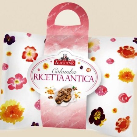 La Colomba tradicional “Ricetta Antica” d’ Albertengo és el “Panettone de Pasqua” i és molt tradicional a Italia per Primavera. Aquesta és la recepta original, la versió de primavera del panettone italià, esponjosa, amb trossets de taronja confitada i panses amb un glassejat d’ ametlles i avellanes del Piemonte. A INHALA fa molts anys que arriba per aquesta època de l’ any, protagonista de sobretaules, també és ideal en un bon esmorzar o berenar acompanyant un bon cafè, te o infusió. Enguany també hem apostat per la Colomba al Cioccolato i per la novetat Colomba a la Crema de Festuc totes dues són espectaculars. Pes net: 500 grs. Es tracta d’ un producte artesà 100%, elaborat a Italia. La Colomba al Cioccolato d’ Albertengo és la recepta clàssica del Panettone però amb trossets de xocolata negra enlloc de panses i pell de taronja, a més d’ estar recoberta d un glassejat d’ ametlles i avellanes del Piemonte. És molt tradicional a Italia per Pasqua i Primavera. El seu pes net és de 750 kg. A INHALA Cafès i Tes fa molts anys que arriba per aquesta època de l’ any doncs és protagonista de sobretaules, també és ideal en un bon esmorzar o berenar acompanyant un bon cafè, te o infusió. També hem apostat per la Colomba Antica Ricetta i també tenim la Colomba a la Crema de Festuc (pistacho), totes són espectaculars! Es tracta d’ un producte artesà 100%, elaborat a Italia i per Nadal no et pots perdre la nostra selecció de Panettones i Pandoro.  T' esperem a Portalet, 9 de Granollers, Barcelona per poder ensenyar-t'ho tot.