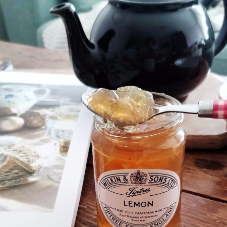 La mermelada de LLIMONA de TipTree en pot de 340 grams és senzillament deliciosa, elaborada artesanalment amb fruita natural Premium, amb sucre de canya natural i sense conservants artificials. Ideal per un bon esmorzar acompanyant una tassa de cafè o te. També per afegir a un iogurt, un gelat, farcir un pastís o unes bones postres. TipTree és una reconeguda firma anglesa de Essex, especialitzada en la producció de mermelades, confitures, jalees, mels i chutneys. A INHALA Cafès i Tes tenim una àmplia selecció d’ aquestes confitures com la de Maduixa “Little Scarlet”, Taronja amarga, Llimona, Black Currant, Ginger & Ruibarb, Préssec, Lemon Curd, etc. D’ alguns d’ aquests sabors tenim el pot mini per a que puguis fer un tastet. A INHALA Cafès i Tes som punt de venda de TipTree, estem a Portalet, 9 de Granollers, Barcelona.