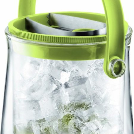 Cubitera Ice bucket vidre borosilicat amb pinces per gel de Bodum. La tapa és de silicona i la cubitera és de vidre borosilicat, un tipus de vidre molt lleuger i elegant. La capacitat és de 1,5 litres i medeix 16 cm. x 16 cm. Bodum és una firma escandinava dedicada al disseny d'articles amb un estil molt funcional per preparar cafès i tes. Si vols veure altres articles de Bodum, clica aquí. A la nostra botiga INHALA també pots trobar altres complements d'aquesta firma japonesa tan especial: tasses de cafè, tasses per te, gerra de vidre per aigua, gots de vidre.