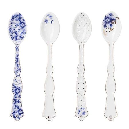 Les culleres de porcelana Royal White de PIP STUDIO van en capsa amb 4 unitats assortides on destaca el color blau. Són el complement perfecte per una tassa de cafè o de te de Pip Studio, firma holandesa amb un estil molt elegant. Medeixen 13,5 cm. x 2,5 cm. Combinen perfectament amb les tasses i complements  Alice de GreenGate en color Dark Blue (tens propostes en la galeria d'imatges). Degut al seu acabat daurat tant característic d’aquesta firma holandesa, NO són aptes per rentavaixelles, millor rentar-les a mà. A INHALA Cafès i Tes som punt de venda de Pip Studio, estem a Portalet, 9 de Granollers, Barcelona.