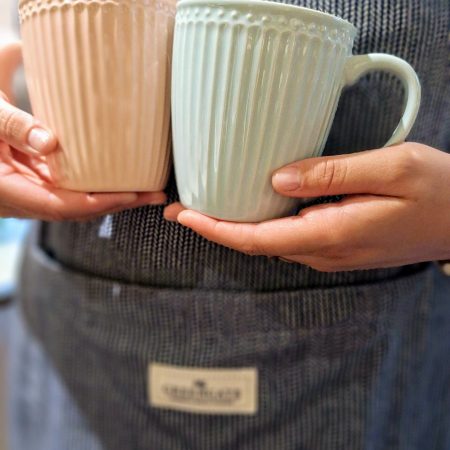 El delantal de algodón 100% Alicia Dark Blue de GreenGate es un regalo perfecto para hombre o mujer, lo puedes acompañar con algun detalle de cocina como Sal de Ibiza o unas especias NOMU. Mide 70 cm. x 90 cm. También tenemos el delantal en color rojo y en color gris. Sus tiras largas lo hacen ideal para adaptarse a cualquier tipo y poder anudar por detrás o darle la vuelta y hacer el nudo delante. Si quieres, podemos acompañarlo con un té, una infusión o Rooibos o unas catanias y así, prepararemos un regalo muy especial. En INHALA somos punto de venta de GreenGate desde hace muchos años, adoramos sus tazas de porcelana y los complementos para la mesa, cocina y hogar, sobretodo todo lo relacionado con los cafés y tés, estaremos encantadas de poderte enseñar todas nuestras novedades. Estamos en Portalet, 9 de Granollers, Barcelona. Y nuestra tienda Online está abierta 24/7, te esperamos.