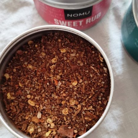COFFEE Rub de NOMU es una combinación de especias donde el café en grano es uno de los protagonistas además de especias e hierbas aromáticas: mostaza en grano, cilantro, pimienta negra, comino, romero, tomillo, ajo, cebolla, azúcar y sal. NOMU es una firma sudafricana que hace una colección de mezclas de especias del mundo y se presenta en una lata metálica de 70 gramos. ¿Cómo utilizar NOMU Coffee Rub? Añade un pellizco a tus salsas, ideal para macerar carne, pescado, marisco, verduras. Darás un toque original a tus platos de cocina usando café. También tenemos NOMU SWEET Rub con especias dulces (vainilla, canela, jengibre...) para tus recetas dulces y postres y NOMU PROVENÇAL Rub que es una fantástica combinación de hierbas aromáticas ideal para recetas mediterráneas, frescas, saludables. En INHALA te ofrecemos una selección de cafés, tés, chocolates, galletas, especias y muchos más productos gourmet como la Sal de Ibiza. Estamos en Portalet, 9 de Granollers, Barcelona.