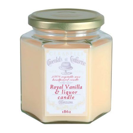 L’ espelma  “Royal Vanilla & Liquor" de Cerabella fa una olor molt autèntica que enamora als amants de la vainilla, a més es presenta en un bonic pot hexagonal que recorda a un pot de confitura.

Més de 40 hores de combustió.

Aquesta espelma forma part d’ una col.lecció d’ espelmes inspirades en postres francesos, les pots veure aquí.

Està elaborada amb cera vegetal 100% per Cerabella, mestres cerers des de 1862.

Vine a veure’ns, som INHALA Cafès i Tes, on també hi podràs trobar mikados, ambientadors en spray, encens del Japó i de l’ Índia i olis essencials.

Estem a Portalet, 9, Granollers, Barcelona. T’esperem!