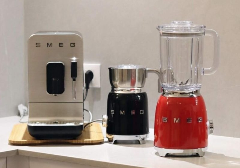 L'escumador de llet elèctric color crema de Smeg és un regal perfecte per un coffee lover i ens té realment enamorades, potser a tu et passa el mateix!

Ideal pels amants dels cafès per a poder preparar lattes, machiattos, cappuccinos, etc.

Medeix 33 cm. x 23 cm. x 23 cm.

La gerra té 2 capacitats: 600 ml. per escalfar la llet i 250 ml. per escumar i texturitzar la llet.

Disponible en m olts colors, quin t'agrada més?

Som INHALA, punt de venda de SMEG i et proposem una acurada selecció de cafès d’especialitat d’ arreu del món, torrats artesanalment.

També tenim altres electrodomèstics de la línia anys 50 de SMEG: la torradora de pa, l'exprimidor de cítrics, bullidor d’ aigüa gran i petit, la batidora de mà, la batidora de got, el molinet de cafè i més.